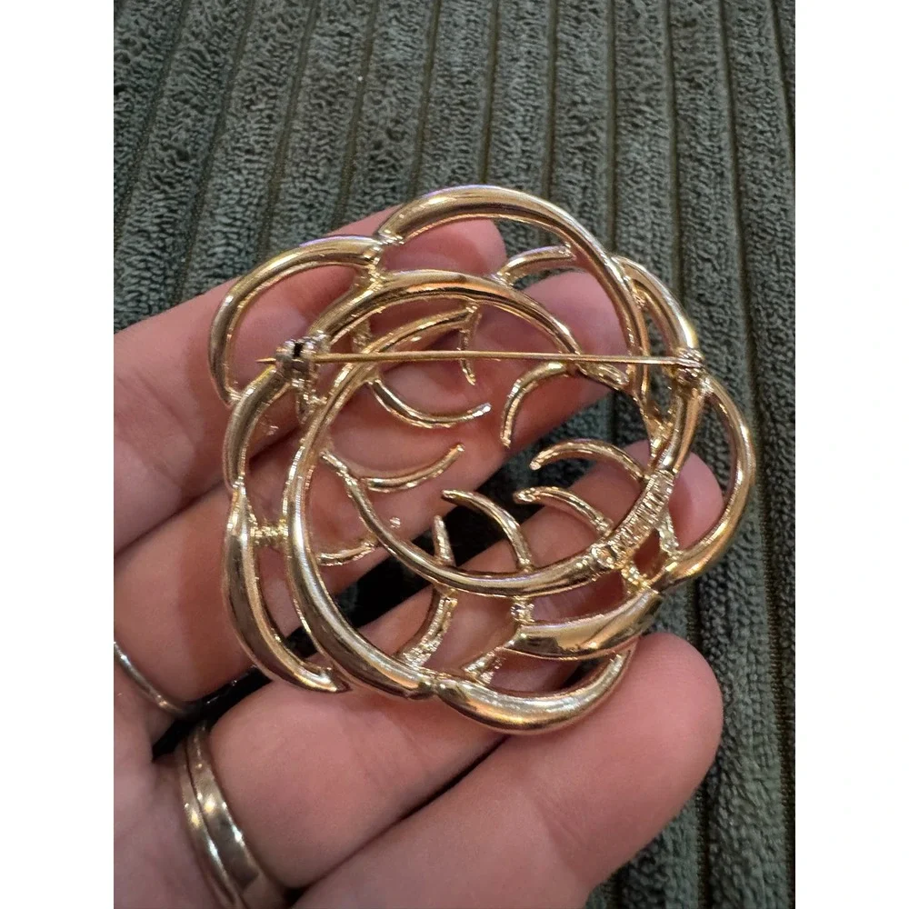 Sarah ... Gold Tone Swirl Brooch Pin Textured Openwork Geometric Abstract Womens